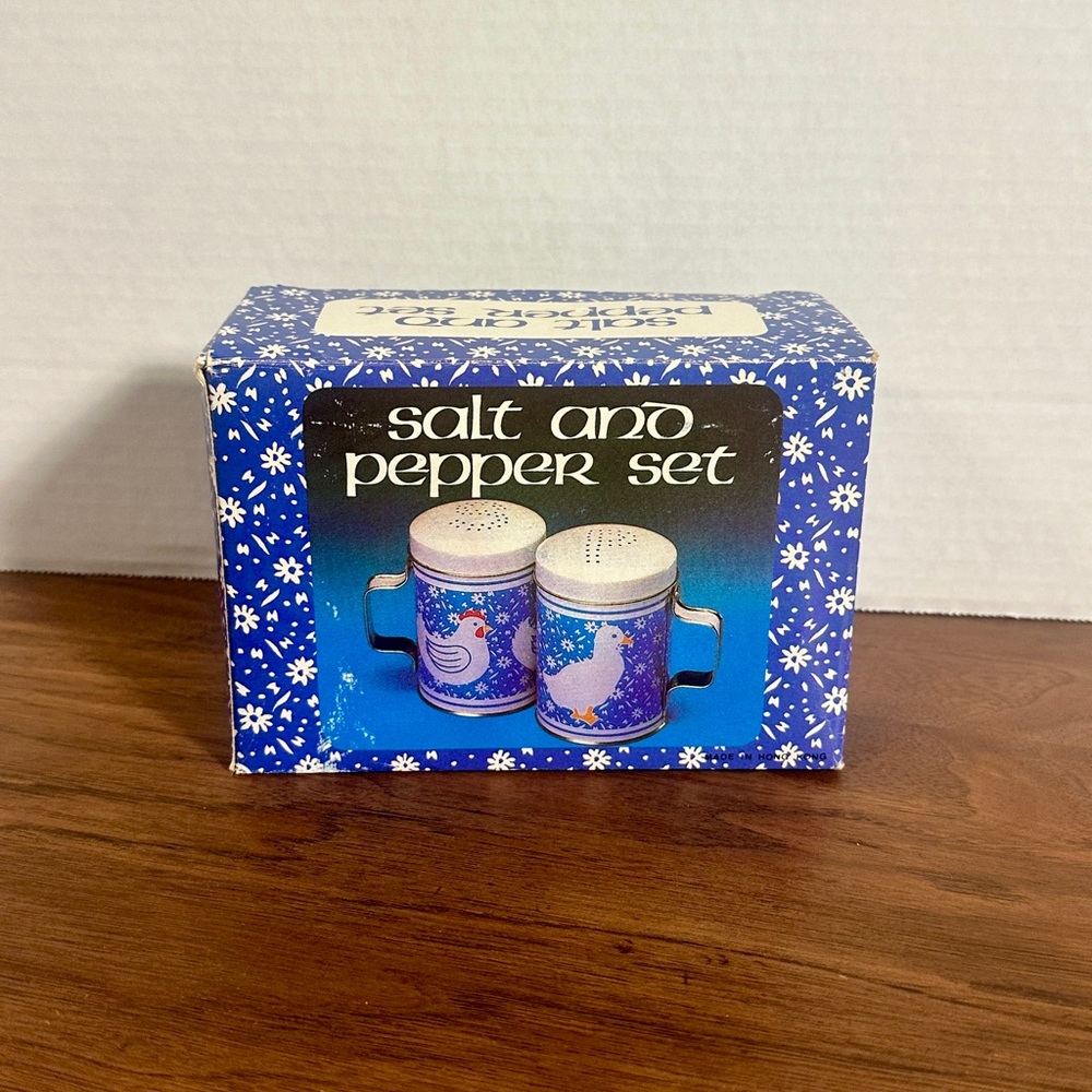 Source Unknown Blue and White Salt‎ and Pepper Set